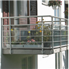 Weland balkongräcke, med frontbeklädnad av glas och liggande dekorlister