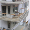Alnova Adapt balkongräcke med klarglas