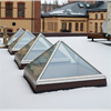 Isolerande glaspyramider i norrköping, generöst ljusinsläpp, laminerat energiglas