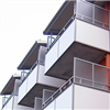 Hogstad skärmtak med stolpar ner till balkongplattans framkant, tak av plåt