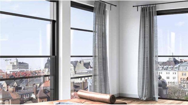 Vertikalgående fönster som skapar balkongkänsla