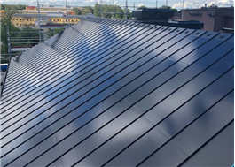 Solcellstaket ClicSeam™ är en takbeläggning med fotovoltaiska celler 