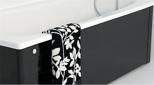 Lättstädat badkar i svart på vitt